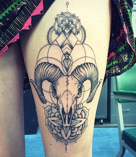 Tatouage du bélier pour les filles. Croquis, photos, signification sur bras, cou, jambe, clavicule, dos, estomac