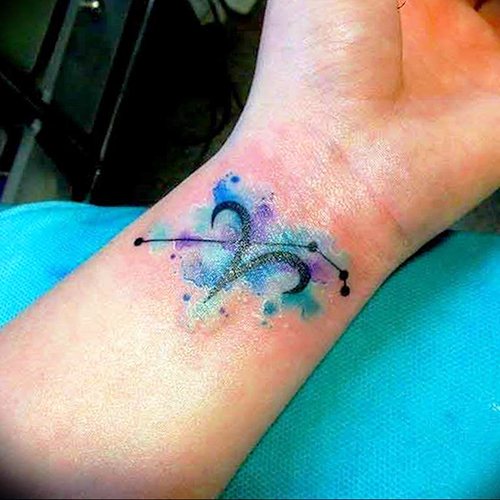 Tatouage du bélier pour les filles. Croquis, photos, valeur sur le bras, le cou, la jambe, la clavicule, le dos, l'estomac