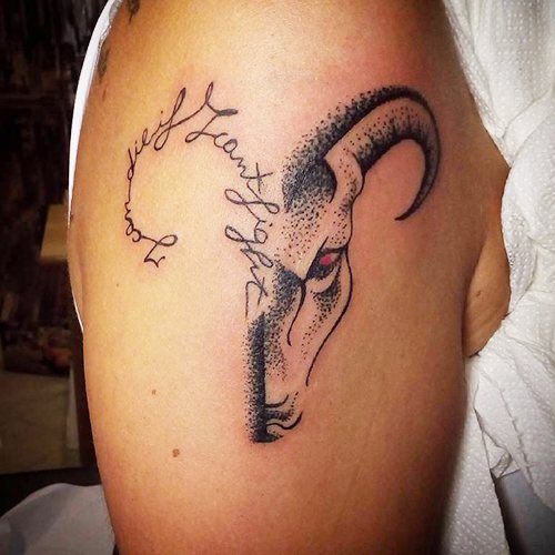 Tatouage Bélier pour les filles. Esquisses, photo, valeur sur le bras, le cou, la jambe, la clavicule, le dos, l'abdomen