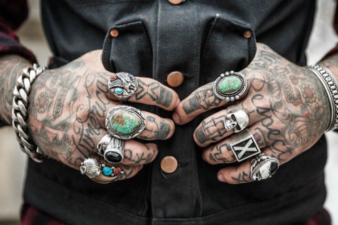 doigts tatoués