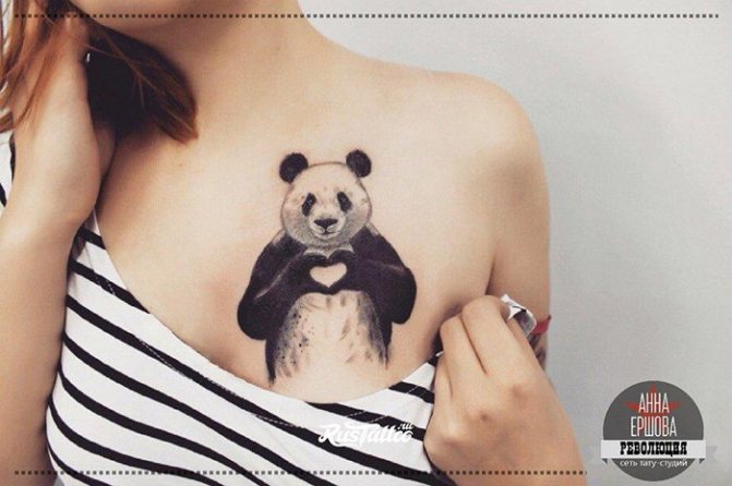 Tatouage d'un panda sur la poitrine