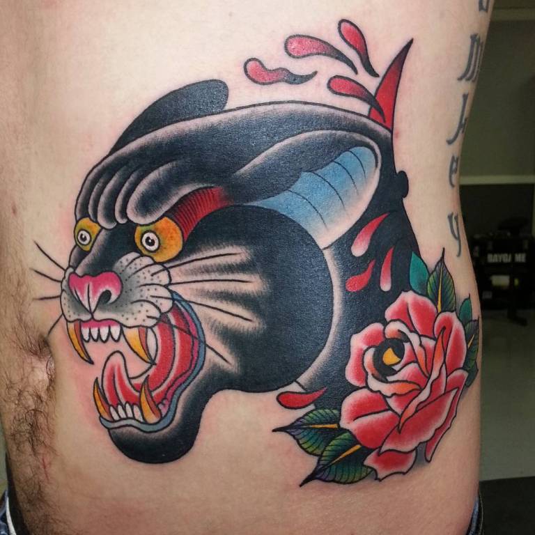 Tatouage panthère sur le côté d'un homme
