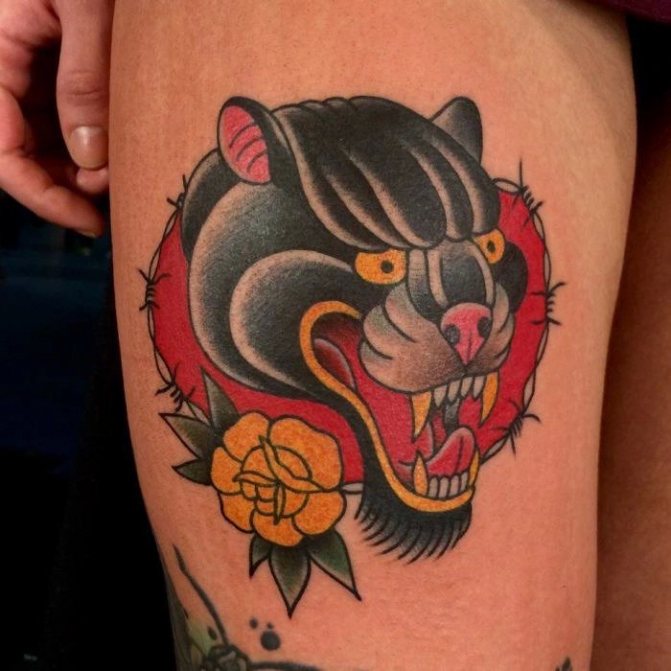 Tatouage de panthère sur la cuisse