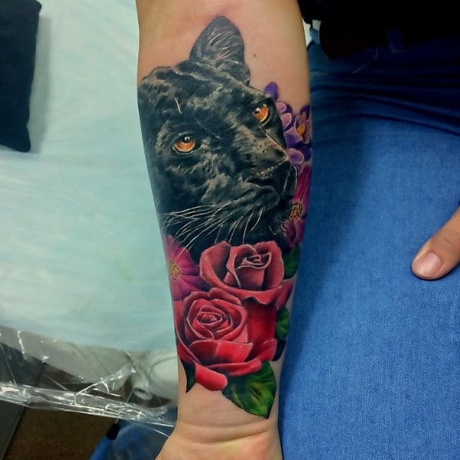 Tatouage de panthère avec des fleurs