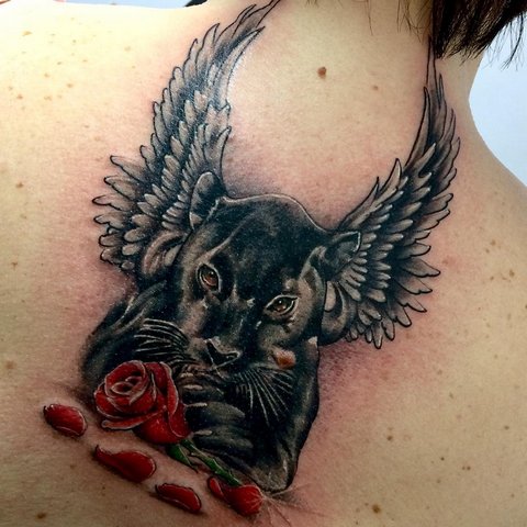Tatouage panthère avec rose et ailes sur le dos