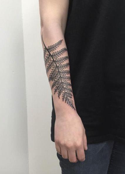 tatouage d'une fougère sur le bras