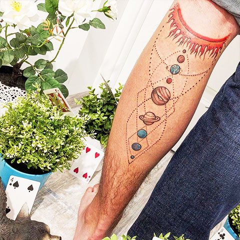 Tatouer un défilé de planètes sur votre jambe