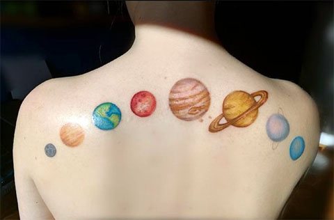 Tatouage sur le dos d'une fille - photo