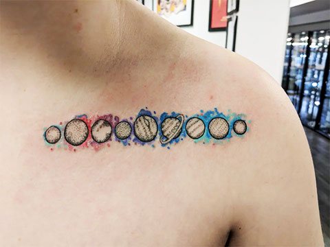 Défilé de planètes en tatouage