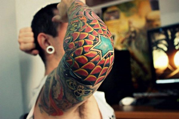 Tatouage d'une toile d'araignée sur le coude. Signification, croquis, photos