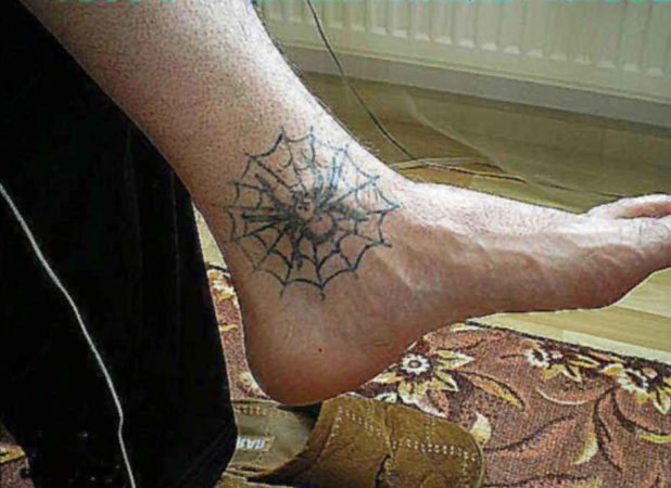 tatouage toile d'araignée