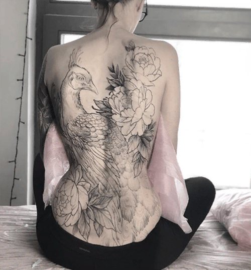 tatouage de paon sur tout le dos