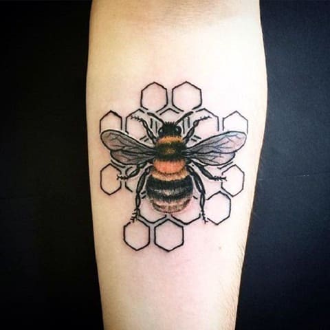 Tatouage abeille et nid d'abeille
