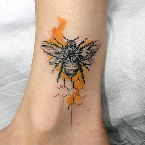 Tatouage d'une abeille sur sa jambe