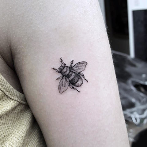 Tatouage d'une abeille sur l'épaule