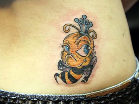 Tatouage d'une abeille sur la région lombaire