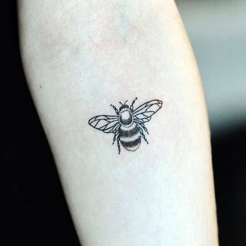 Tatouage d'une abeille sur l'avant-bras