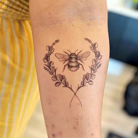 Abeille tatouée sur la main - photo