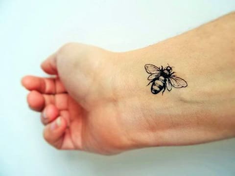 Tatouage abeille au poignet - photo