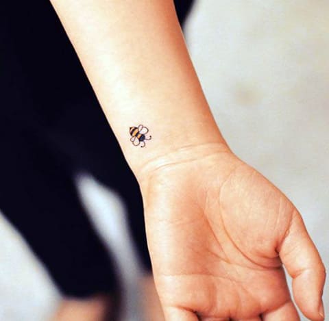 Tatouez une abeille sur votre poignet