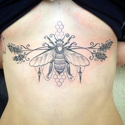 Tatouage d'une abeille sous la poitrine