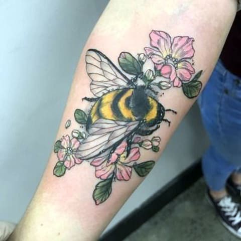 Tatouage abeille et fleurs