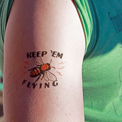 Tatouage d'abeille et légende