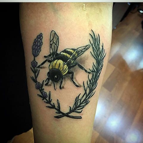 Tatouage abeille avec couronne