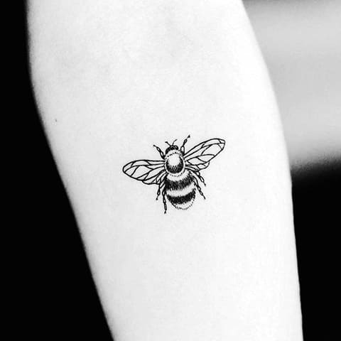 Tatouage d'une abeille