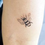 Tatouage d'une abeille