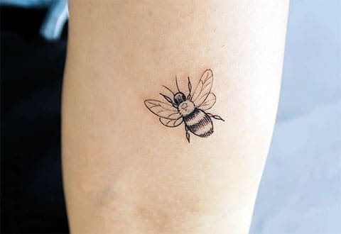 Tatouage d'une abeille