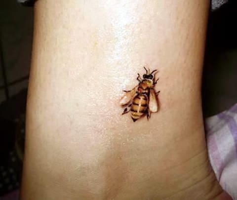 Tatouage d'une abeille
