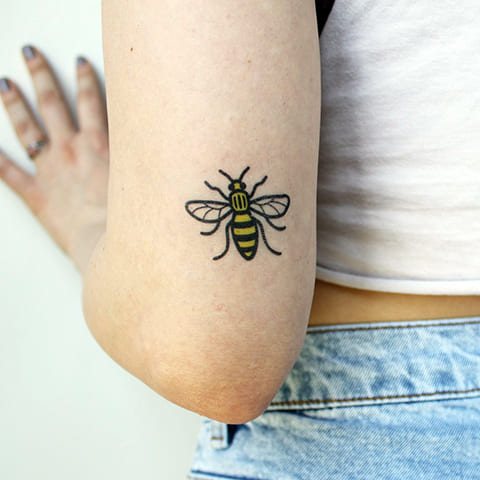 Tatouage d'une abeille