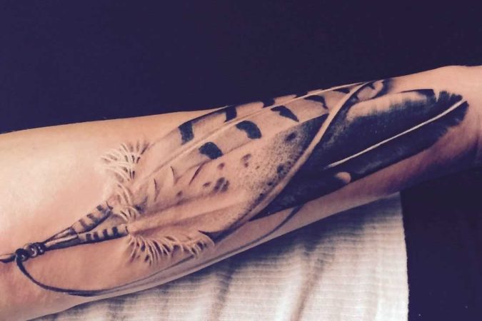 tatouage plume avant-bras