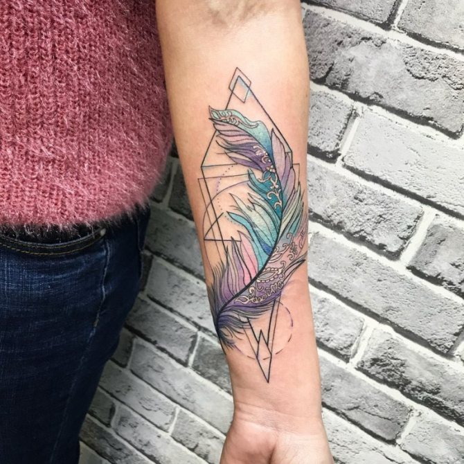 tatouage de plume au poignet