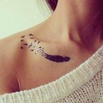 Tatouage d'une plume - signification en fille avec mot, oiseaux, paon sur jambe, bras, poignet, ventre, cou, dos, clavicule, côté.