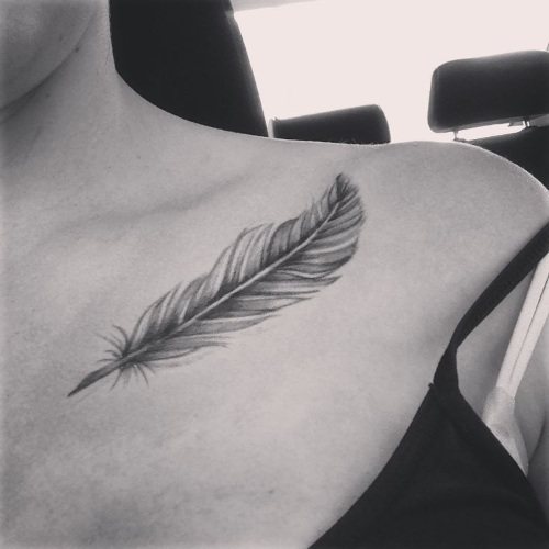 Tatouage d'une plume - signification chez une fille avec un mot, des oiseaux, un paon sur une jambe, un bras, un poignet, un estomac, un cou, un dos, une clavicule, sur le côté.