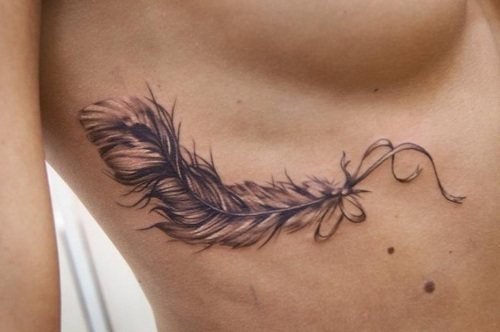 Tatouage d'une plume - signification pour une fille avec un mot, des oiseaux, un paon sur une jambe, un bras, un poignet, le ventre, le cou, le dos, la clavicule, sur le côté.