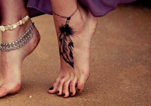 Tatouage plume - signification en fille avec mot, oiseaux, paon sur jambe, bras, poignet, ventre, cou, dos, clavicule, sur le côté.
