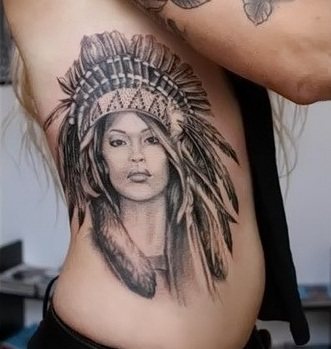 Tatouage d'une plume - signification chez une fille avec un mot, des oiseaux, un paon sur une jambe, un bras, un poignet, un estomac, un cou, un dos, une clavicule, sur le côté.