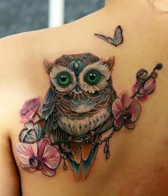 Tatouage d'une plume - signification chez une fille avec un mot, des oiseaux, un paon sur une jambe, un bras, un poignet, un estomac, un cou, un dos, une clavicule, sur le côté.