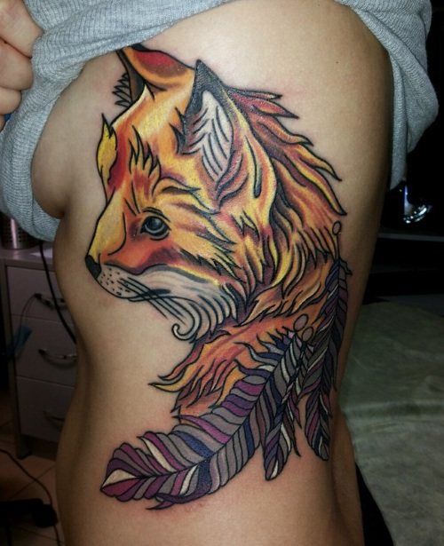 Tatouage d'une plume - signification chez une fille avec un mot, des oiseaux, un paon sur une jambe, un bras, un poignet, un estomac, un cou, un dos, une clavicule, sur le côté.