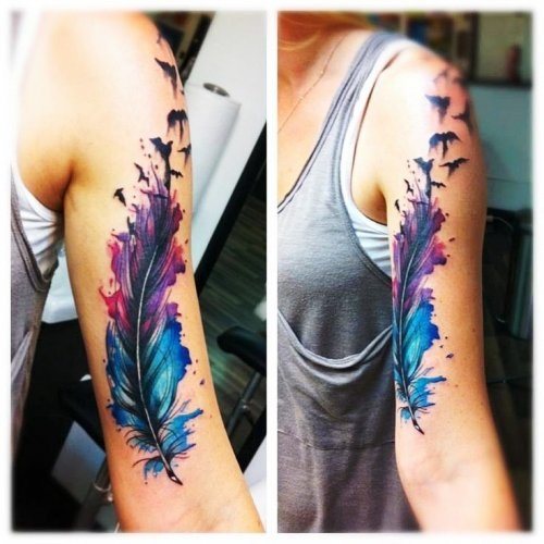 Tatouage d'une plume - signification en fille avec mot, oiseaux, paon sur jambe, bras, poignet, estomac, cou, dos, clavicule, côté.