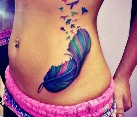 Tatouage d'une plume - signification chez une fille avec un mot, des oiseaux, un paon sur une jambe, un bras, un poignet, un estomac, un cou, un dos, une clavicule, sur le côté.