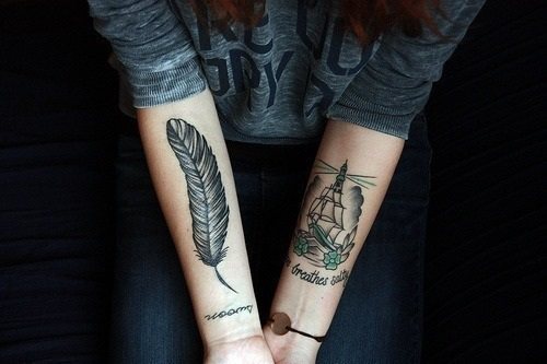 Tatouage d'une plume - signification chez une fille avec un mot, des oiseaux, un paon sur une jambe, un bras, un poignet, un estomac, un cou, un dos, une clavicule, sur le côté.