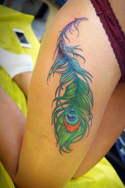 Tatouage d'une plume - signification chez une fille avec un mot, des oiseaux, un paon sur une jambe, un bras, un poignet, un estomac, un cou, un dos, une clavicule, sur le côté.