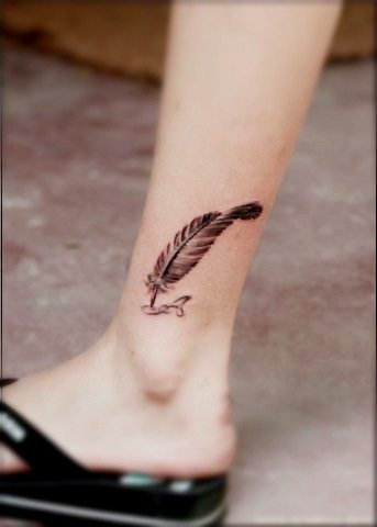 Tatouage plume - signification en fille avec mot, oiseaux, paon sur jambe, bras, poignet, ventre, cou, dos, clavicule, sur le côté.