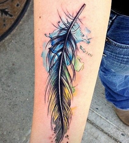 Tatouage d'une plume - signification chez une fille avec un mot, des oiseaux, un paon sur une jambe, un bras, un poignet, un estomac, un cou, un dos, une clavicule, sur le côté.