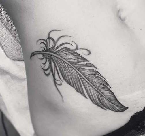 Tatouage d'une plume - signification chez une fille avec un mot, des oiseaux, un paon sur une jambe, un bras, un poignet, un estomac, un cou, un dos, une clavicule, sur le côté.