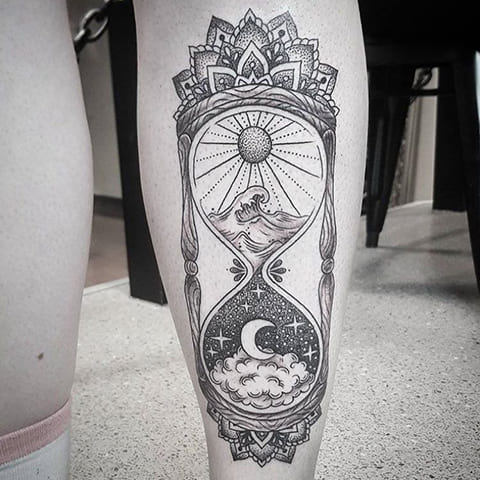 Tatouage de sablier sur la jambe